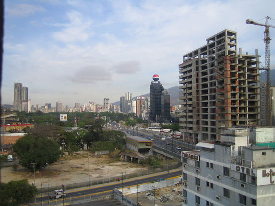 Wohl oder uebel mussten wir die erste Nacht in der Megastadt Caracas uebernachten. Wir waren froh, als wir am Flughafen einen Einheimischen trafen, der uns bis zu unserem Hotel begleitete.
Nachdem wir erschoepft im Hotel ankamen, fragten wir ihn ob er noch mit uns ein Bier trinken kommt. Da aber die Semana Santa schon begonnen hatte war dies gar nicht so einfach. Der gute Herr Chavez (El Presidente) hat naemlich ein paar Tage vor beginn der Semana Santa bekannt gegeben, dass mann Alkohol nur bis 17:00 verkaufen darf und am Wochenende gar kein!!! Soviel zur Präsidialrepublik ;-(
Also sind wir Abends um ca. 22:00 durch eine der gefaehrlichsten Staedte der Welt gelaufen. Natuerlich immer noch in Begleitung unseres einheimischen Kollegen. Nach ein paar erfolglosen Versuchen in diversen Restaurants und Bars landeten wir schliesslich in einer Art Diskothek in der mann Fruchtsaft mit Alkohol bekam. Wir genossen unser Drink und ich beeilte mich ganz schnell , mit dem Ruecken zur Wand, mit dem Drink fertig zu werden da wir tatsaechlich in einer Schwulendiskotheke gelandet sind...