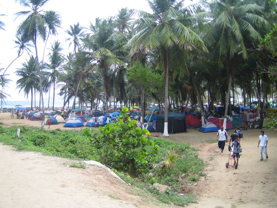 "Zaeutle ufem Gurte" 
Da alle Hotels ausgebucht waren, sieht es am Strand aus wie an einem Festival...