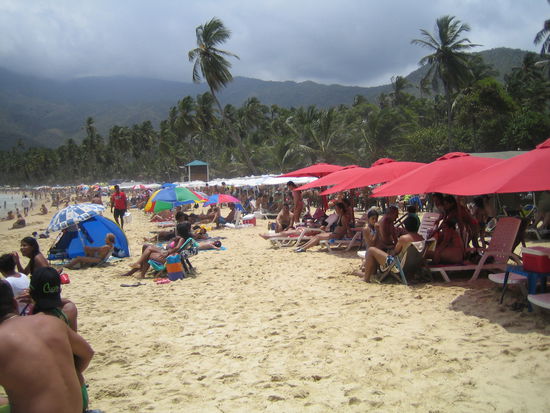 ueberfuellter Strand von Puerto Colombia