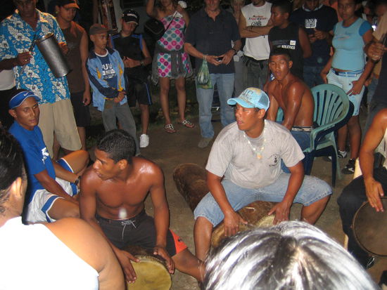 Abendunterhaltung
Die einheimischen Maedchen und Jungen haben "wild" dazu getanzt