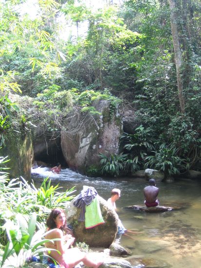 Baden im Fluss eine willkommene Abkuehlung