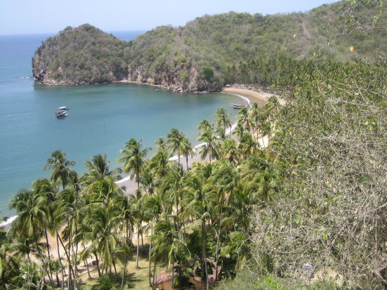 Playa Medina
Einer der schoensten Straende in Venezuela. Leider nicht ganz einfach zu erreichen, jedenfalls mit den oeffentlichen Verkehrsmitteln. 
Von der Posada Nena mit einem Por Puesto (Sammeltaxi) nach Carupano und dort umsteigen in ein anderes Por Puesto nach Rio Caribe. Dort angelangt, ans Ende des Dorfes laufen (ca.20min) und von dort wieder ein Por Puesto nehmen Richtung Playa Medina, welches jedoch nur bis zur Abzweigung nach Playa Medina fuehrt, faehrt. Die restlichen 7km muss man noch zu Fuss bewaeltigen oder per Anhalter, wie wir.