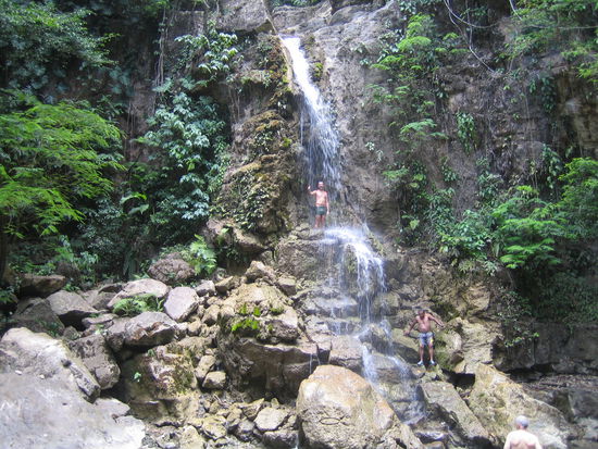 Nach einer (weiteren) Wanderung, am Ziel angelangt genehmigt sich David eine Massage durch den Wasserfall