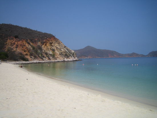Playa Blanca
Das Dorf Mochima hat keinen direkten Badestrand, um an ein solchen "perfekten" Strand zu gelangen muss man mit dem Boot ca 15Min. in den Nationalpark fahren.
Roger der ein eigenes Boot besitzt, hat uns jeweils an die schoensten Straende Mochimas gebracht....