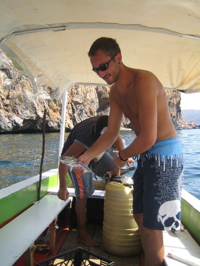 Einer der (armen) 15 Fische, die die beiden aus dem Meer geholt haben und die wir anschliessend zum Z'nacht gegessen haben! (Natuerlich nicht alle 15 Fische) 