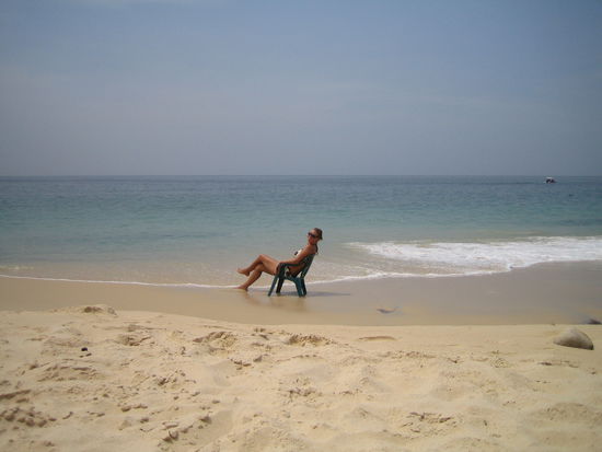 An einem "anderen" Strand... ich musste mit dem Stuhl in Wassernaehe sein, wo stets ein kuehles Lueftchen zog, da es so heiss war, dass man es nicht einmal im Schatten aushielt!