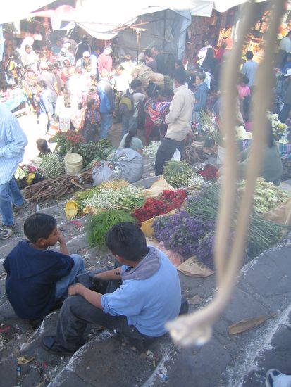 Am Maya Markt in Chichicastenago....
Stimmungsvolles Foto trotz des doofen Baendels