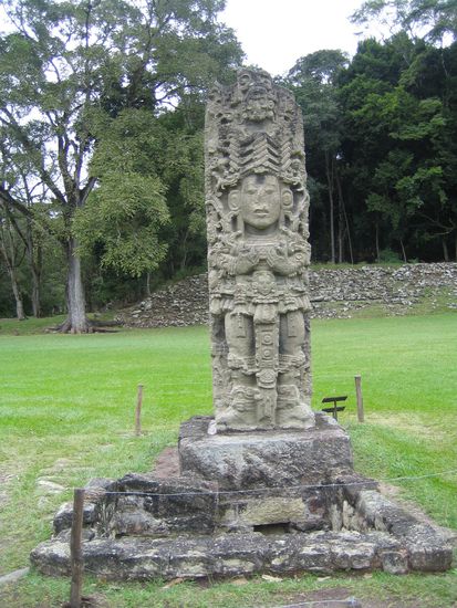 Eine der eindrucksvollen Stelen. Sind leider alles nur Replikate. Wenn man die Originale sehen will, muss man ins Museum welches nochmals Eintritt kostet....