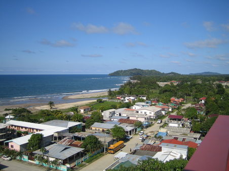 Aussicht von unserem Hotel ueber(kleiner Teil davon) das Strandstaedchen Tela.