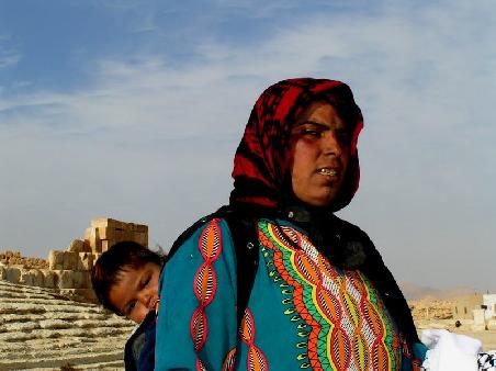 Beduinenmutter in den Ruinen von Palmyra