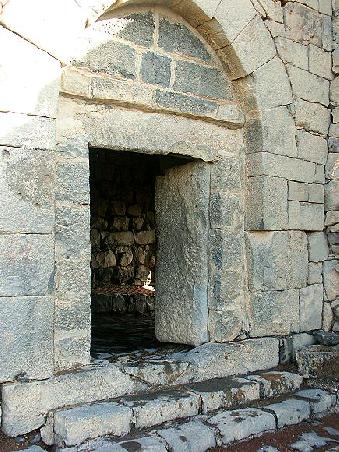 Die Tür zum Turm des Qasr Azraq.
1000 kilo wiegt jeder Teil dieser steinernen Flügeltür, die in steinschanieren besfestigt kinderleicht geöffnet oder eben geschlossen weden kann.