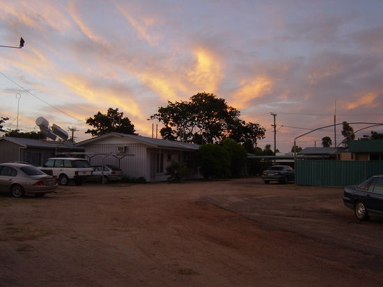 ein Kaff in der Wueste.... am Abend.