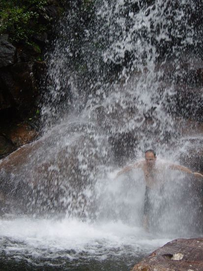 der Wasserfall und Lukas (drunter)