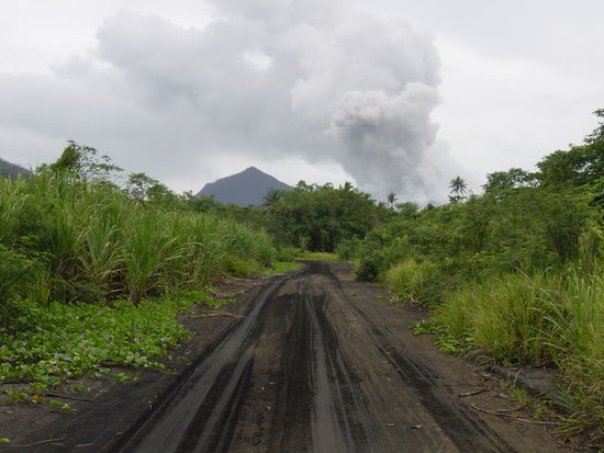 wir folgen einer aschigen Strasse zum Vulkan