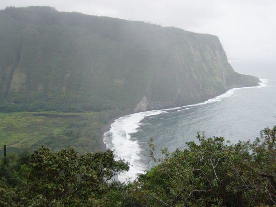 die wilde Kueste beim grossen Hiilawe Falls Wasserfall.