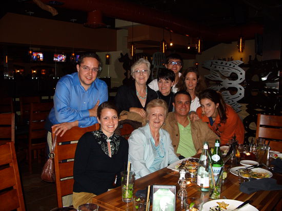 Wir waren eine richtig grosse Familienrunde
(sitzend v.l.: Geburtstagskind Mareike, Tante Lothi (aus Mexiko zu Besuch bei, Hector (Onkel 2. Grades von Mareike)und Tochter Natalia; stehend v.r.: Karin (Mareike's Mama) dahinter Hector Jr., dann Theresa und Ilse (Oma von Mareike) und meine Wenigkeit)