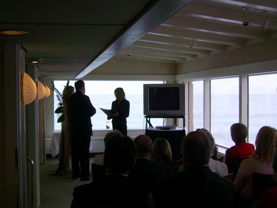 Paar mit Priesterin und TV
Im Hintergrund der Pazifik