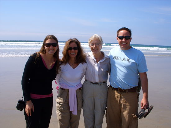 Beim Strandspaziergang mit Mareike's Mama und Oma
