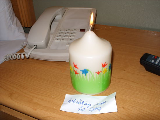 Selbst die "Geburtstagskerze" brannte, extra von meiner Großmama dem Alex mitgegeben und somit eingeflogen