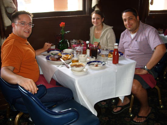 Sensationelle Steaks
Im Hintergrund die Fellvorhänge