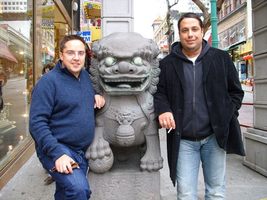 Vier von diesen Löwen bewachen den Eingang zu China Town