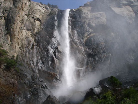 Bridalvail Fall
Wenn man drunter steht nicht vorstellbar daß diese Fälle im Sommer austrocknen und dann versiegen