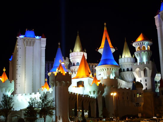 Das Excalibur lag gegenüber, im Hintergrund ist der Lichtstrahl zu erkennen der von der Spitze des Luxor ausgeht