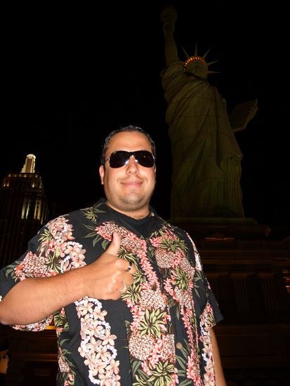 Im Hintergrund die Freiheitsstaue und das Empire State Building