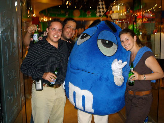 Wollte eigentlich ihm das Bier an den Mund halten, das hat aber der Mitarbeiter verboten 
Trinkende M&M's erlaubt die policy wohl nicht