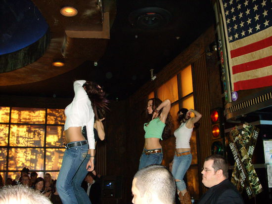 Tanzeinlage der Mitarbeiterinnen im Coyote Ugly,
leider ohne brennende Theke