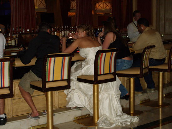 Eine Braut an der Theke
Man beachte die passenden weißen Flip-Flops