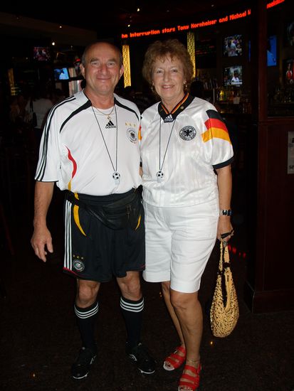 Er ist mit Stutzen und Stollenschuhen durchs New York New York gelaufen.
Ein in Kanada wohnender Senior