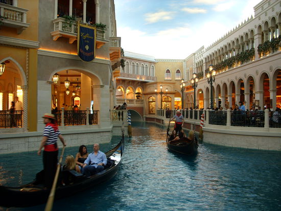 Gondeln und Shoppingcenter im 1. Stock!!
Unter all diesem Wasser ist das riesige Casino