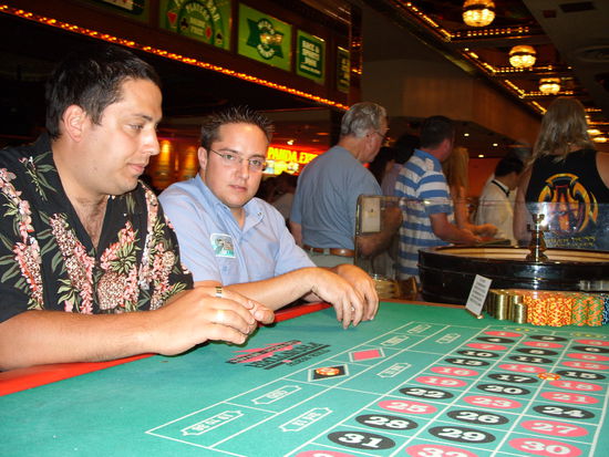 Beim Roulette
Ein illegales Foto, hätte eigentlich gelöscht werden müssen. Mareike hat aber nur so getan 