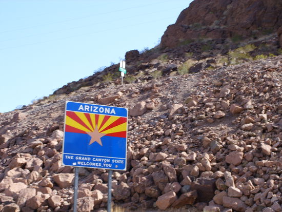 Der Hoover Dam und der Lake Mead bedeuten das westliche Ende des Grand Canyon. Der Colorado fliesst weiter und ist die Grenze zwischen Arizona und Kalifornien