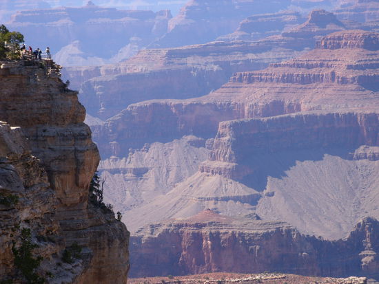 Da wird der Mensch recht klein 
Der südliche Rand liegt übrigens auf ca. 2200 Meter ü.M., der nördliche sogar ca. 2500.