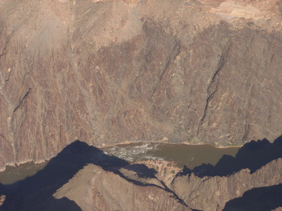 Ganz unten, Stromschnellen im Grand Canyon.
Rafting wär hier sicher auch lustig.