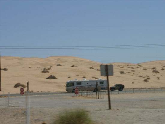 Ein Bild das wir öfter gesehen haben. Ein Riesen-RV (Recreational Vehicle, vulgo Wohnwagen) der dann noch ein normal großes Auto nachzieht. Wie ein Rettungsboot 