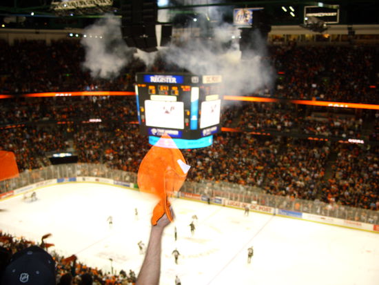 Tor für die Ducks!!
Teilweise ohrenbetäubend.
Laut Anzeigentafel teilweise über 100 db in der Halle