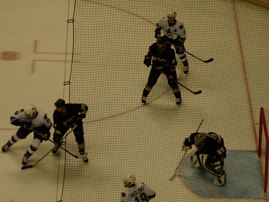 Rechts mit der 35 Giguere
Der hält im Moment alles was geht. Hoffentlich auch in den nächsten Spielen!