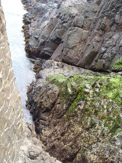 Da laufen die Wellen hinein und dann schiesst das Wasser nach oben.
Genauere Erklärung hat vielleicht der Daniel? 