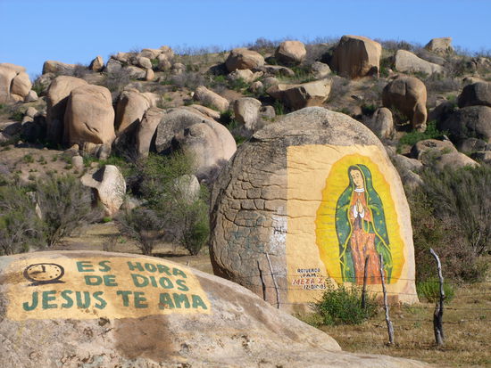 Bemalte Steine entlang der Landstraße