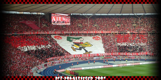 Das muß doch mal schnell erwähnt werden, daß der Club den Pokal geholt hat.
Inschrift des Transparentes: "(1.ZL)Auch in 39 Jahren ohne Titel waren wir stets stolz und treu, (2.Zl) Aber wenn wir schon mal hier sind nehmen wir den Pokal halt mit." Gesagt, getan!