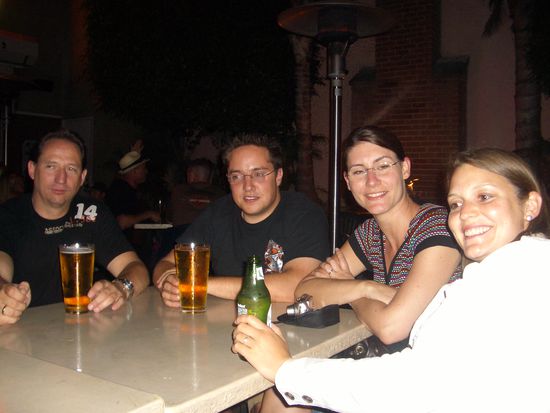 Schön! Eine Freundesrunde beim Bier im Moondoggies in San Diego!
