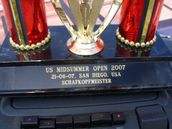 Detail des Pokals
Der Gravierer hier in SD hatte zwar leichte Schwierigkeiten mit dem Wort SCHAFKOPFMEISTER  hat es aber beim 2. Versuch hinbekommen.