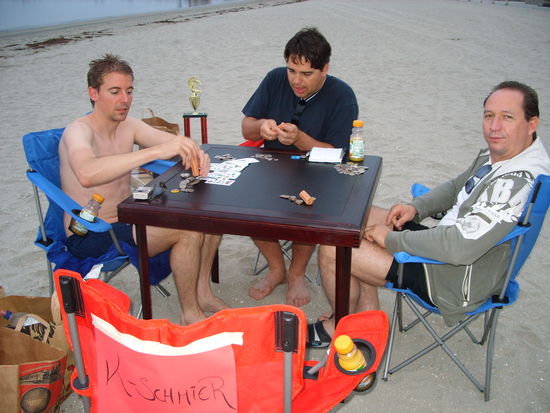 1. Photo des Tages mit einem Chris der frisch dem Bay entstiegen ist. Verzweifelter Versuch wach zu werden. 
Aber schon hier kann man sehen wie hellwach Helli wirkt.