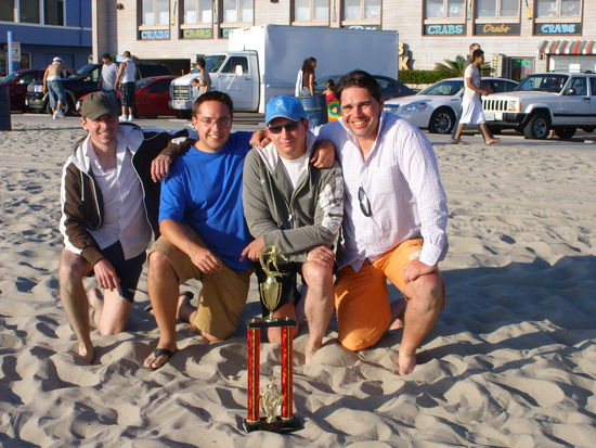 Der ausgelobte Pokal und die vier Turnierteilnehmer:
Chris "Ruf-Sau" R., Georg "K-schmier" K., Helmut (Helli) "Mischn impossible" W. und Harry "Onnede (Nase)" N. (v.l.n.r) am Strand des Pazifik am 21. Juni 2007