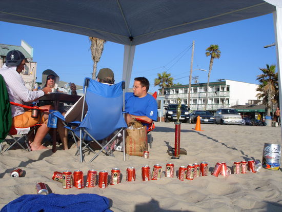 Die Schatten werden länger. Mittlerweile wurde seit über 12 Stunden fast ununterbrochen gespielt.