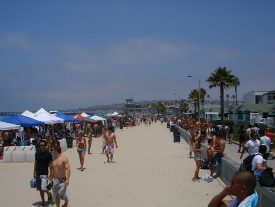 Selbst in der Früh um kurz vor 6 Uhr als ich auf dem Weg in die Arbeit war standen schon die ersten Zelte. Die Leute waren teilweise seit 3 oder 4 Uhr morgens da.