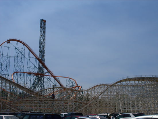 Das im Vordergrund ist eine Riesenholzachterbahn. Was im Hintergrund senkrecht aufragt ist der "Superman"-ride, der einen mit ca. 100 mph/160 kmh da hochbeschleunigt. WOW!! 